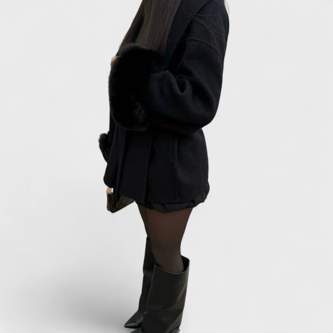 Woolcat – Elegant kappa med detaljer i fuskpäls